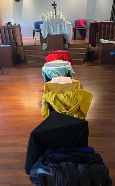 2. Sièges des Quatre Anciens avec leurs robes de couleur. (p. 230)